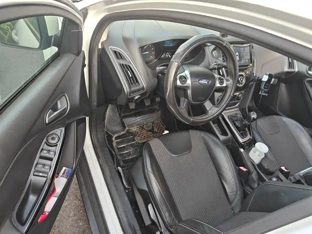 Ford Focus 2015 — фото 17