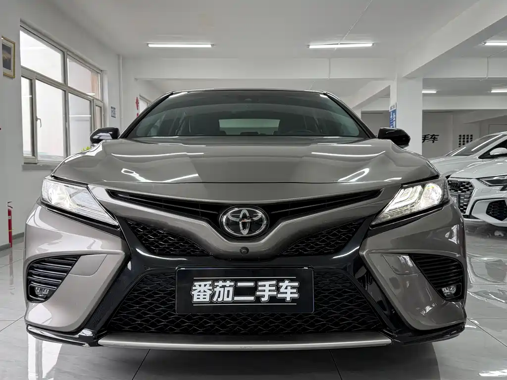 Toyota Camry 2018 — фото 2