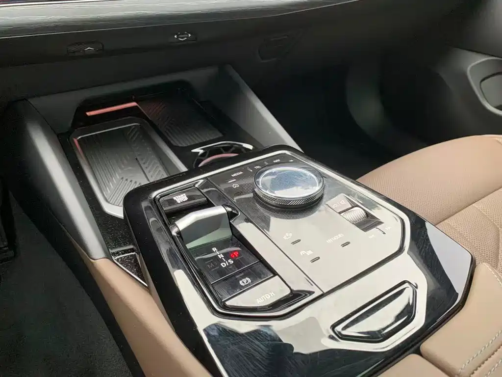 BMW 5 Series 2025 — фото 10