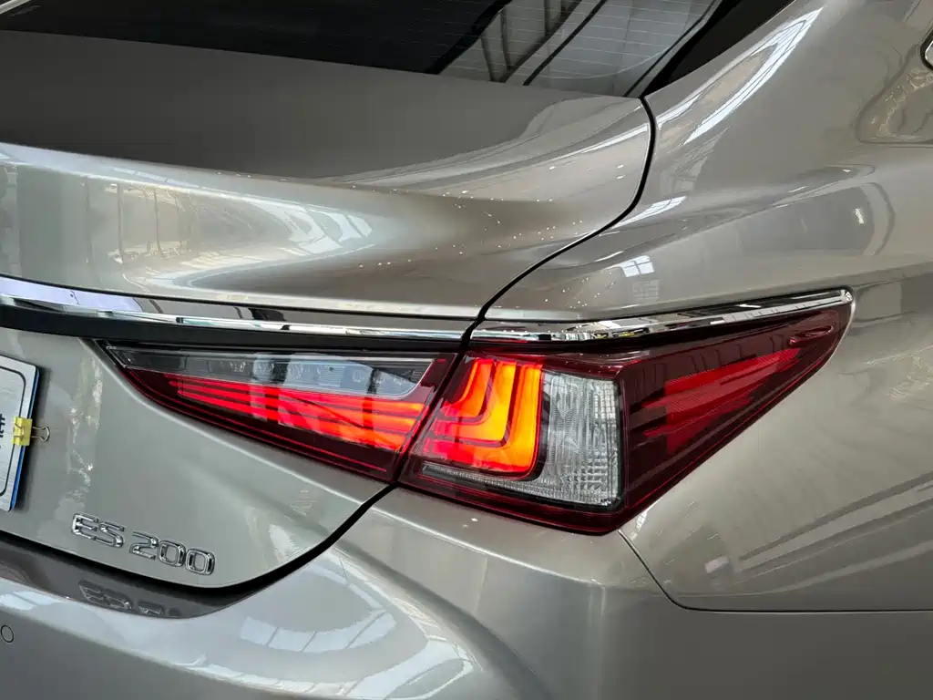 Lexus ES 2019 — фото 18