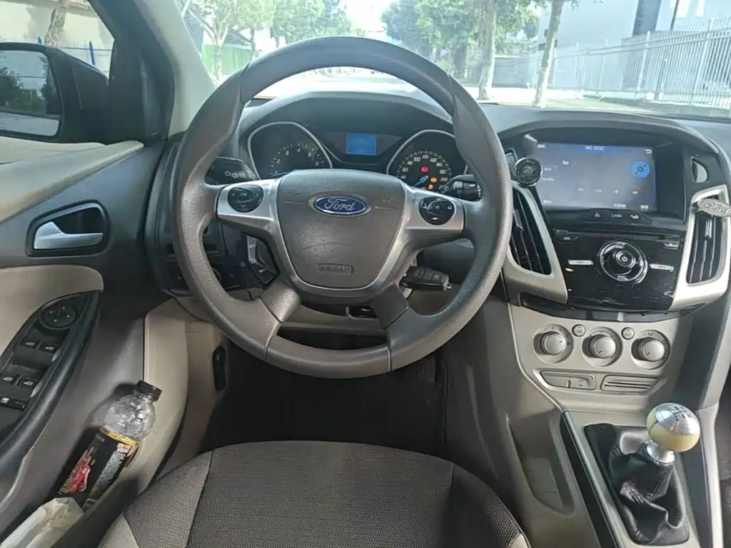 Ford Focus 2014 — фото 11