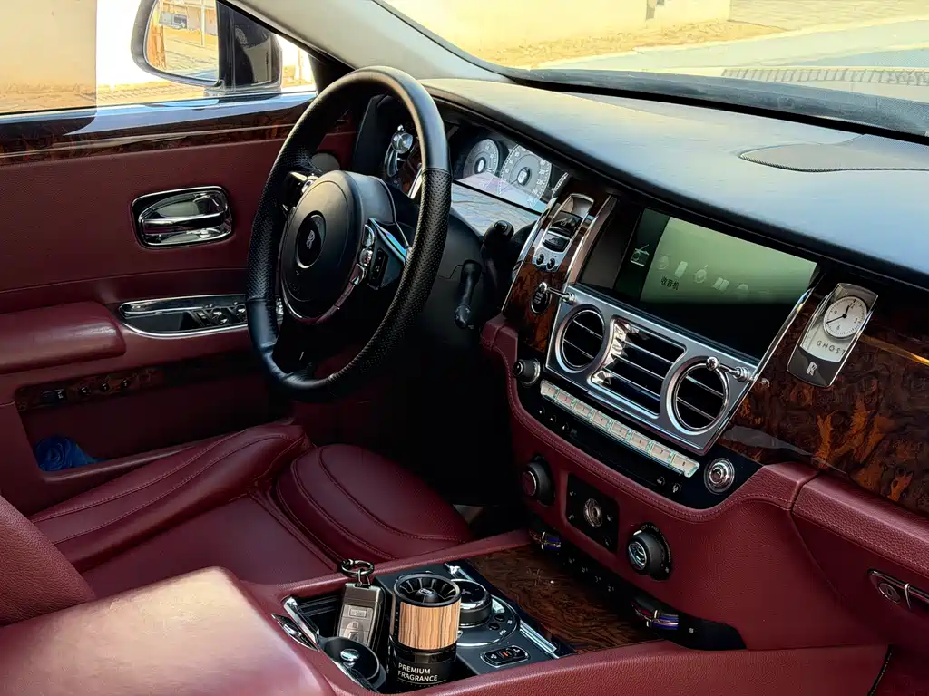 Rolls-Royce Ghost 2016 — фото 19