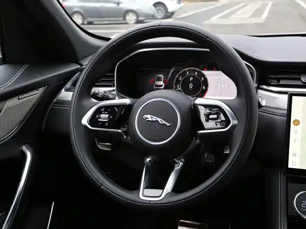 Jaguar F-PACE 2024