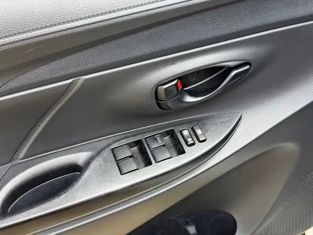 Toyota Yaris L 2022 — фото 10