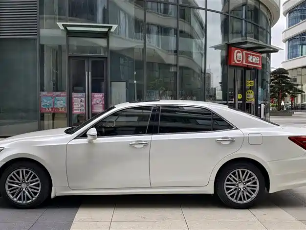 Toyota Crown 2017 — фото 11