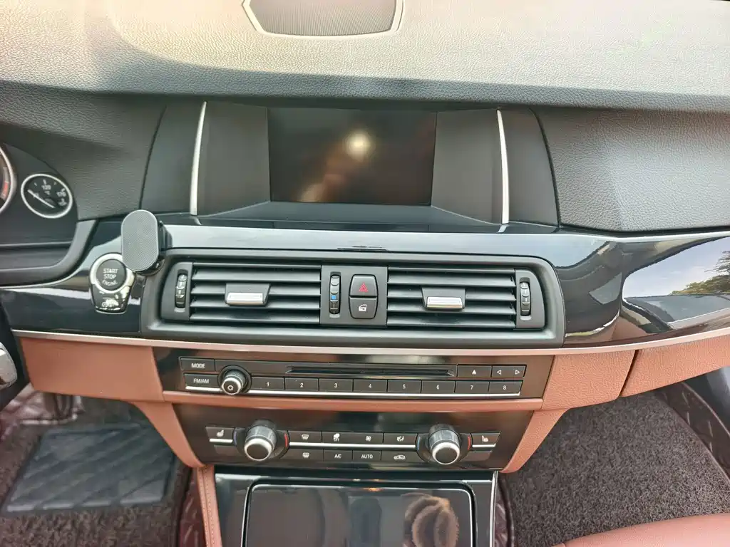 BMW 5 Series 2017 — фото 18