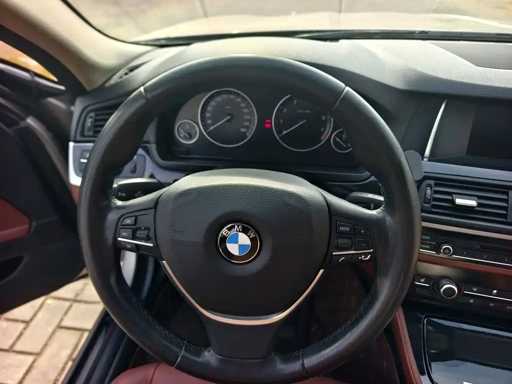 BMW 5 Series 2017 — фото 17