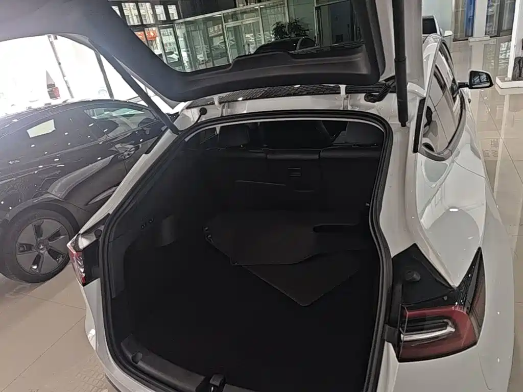 Tesla Model Y 2022 — фото 19