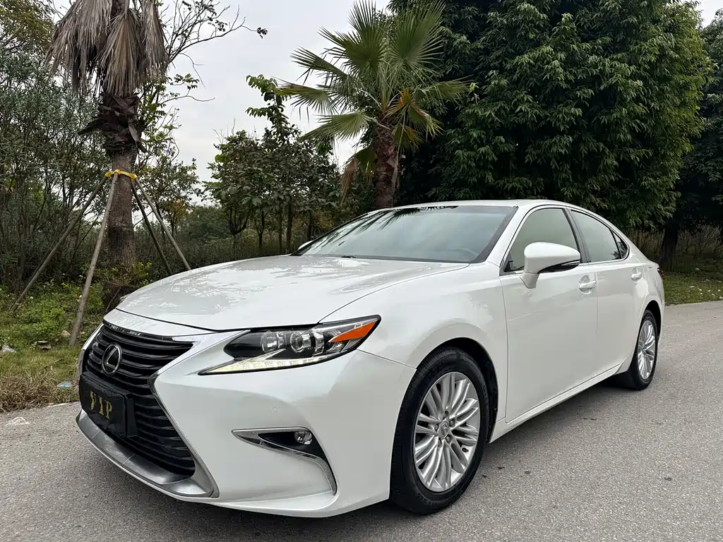 Lexus ES 2016 — фото 1