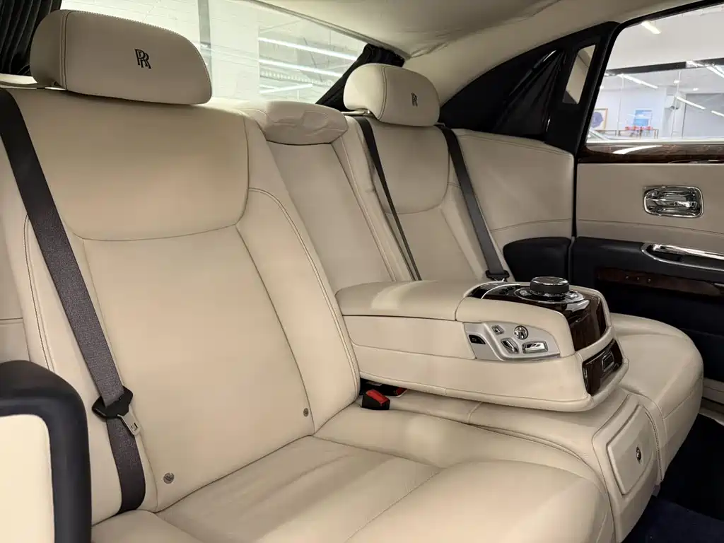 Rolls-Royce Ghost 2015 — фото 10