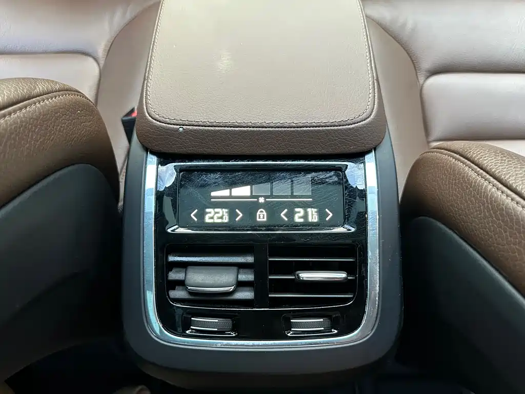 Volvo XC90 2021 — фото 17