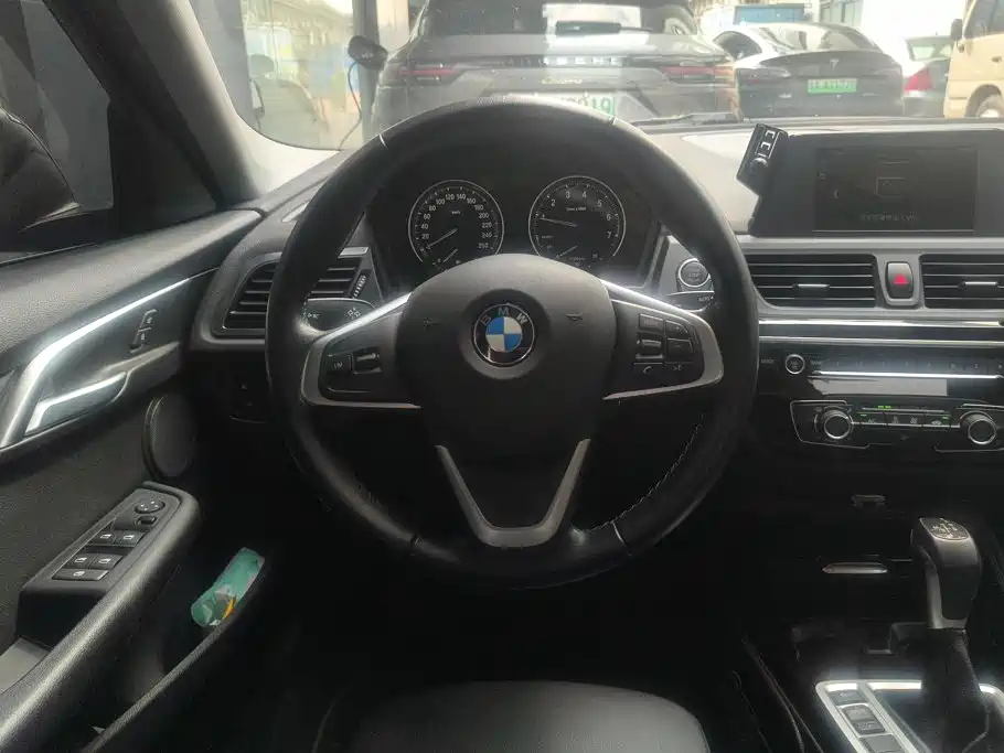 BMW 1 Series 2018 — фото 15