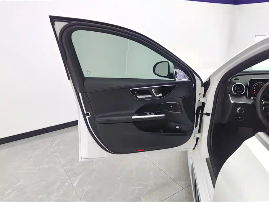Mercedes-Benz C-Class 2023 — фото 7