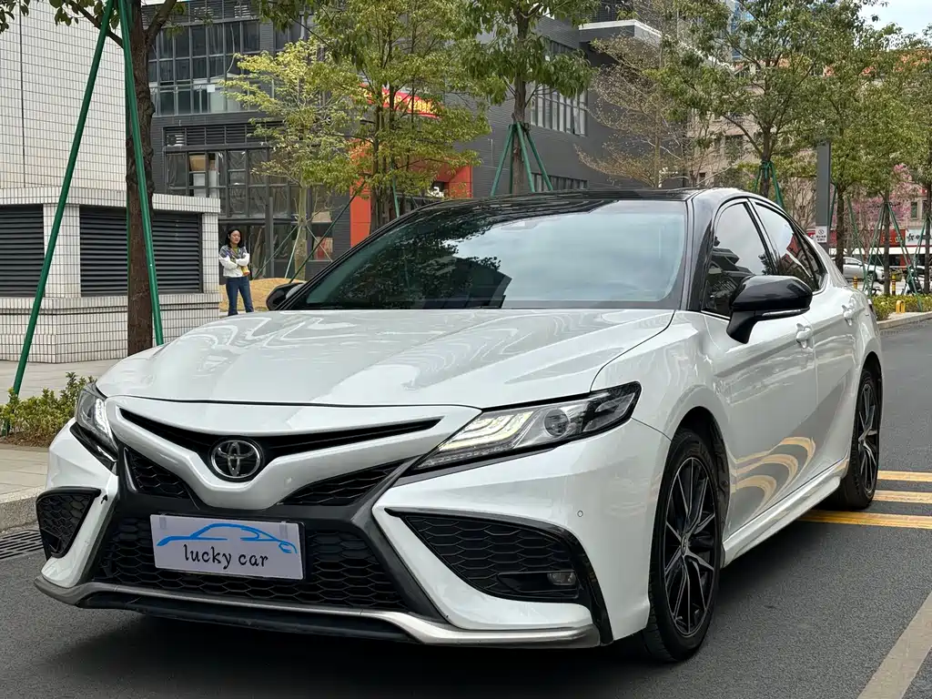 Toyota Camry 2022 — фото 1
