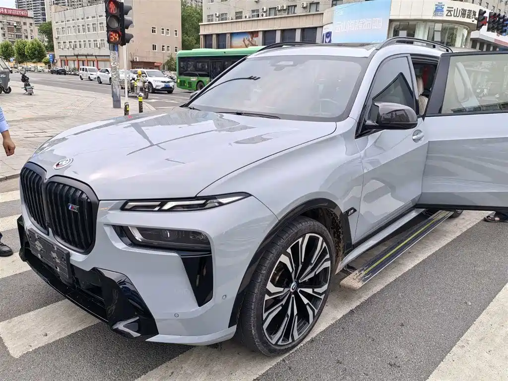 BMW X7 M60i 2023 — фото 1