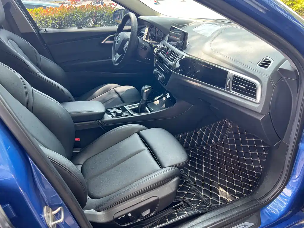 BMW 1 Series 2018 — фото 12