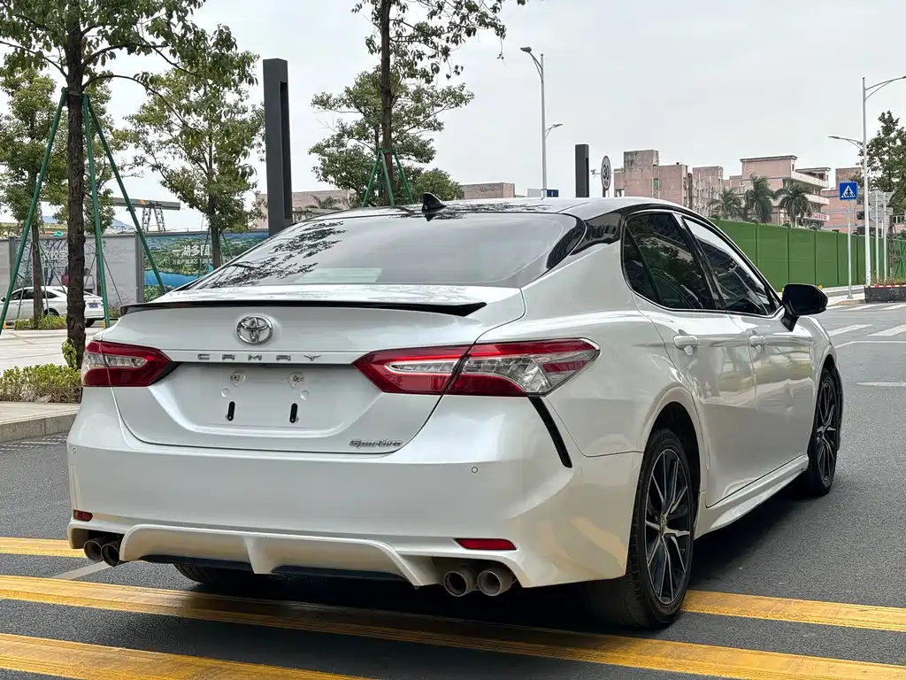 Toyota Camry 2022 — фото 4