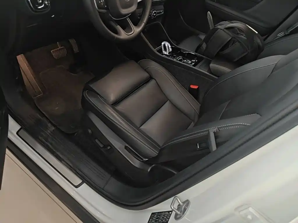 Volvo XC40 2025 — фото 15