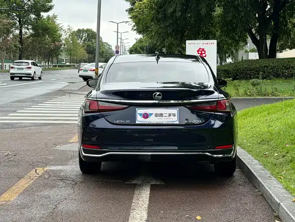 Lexus ES 2023