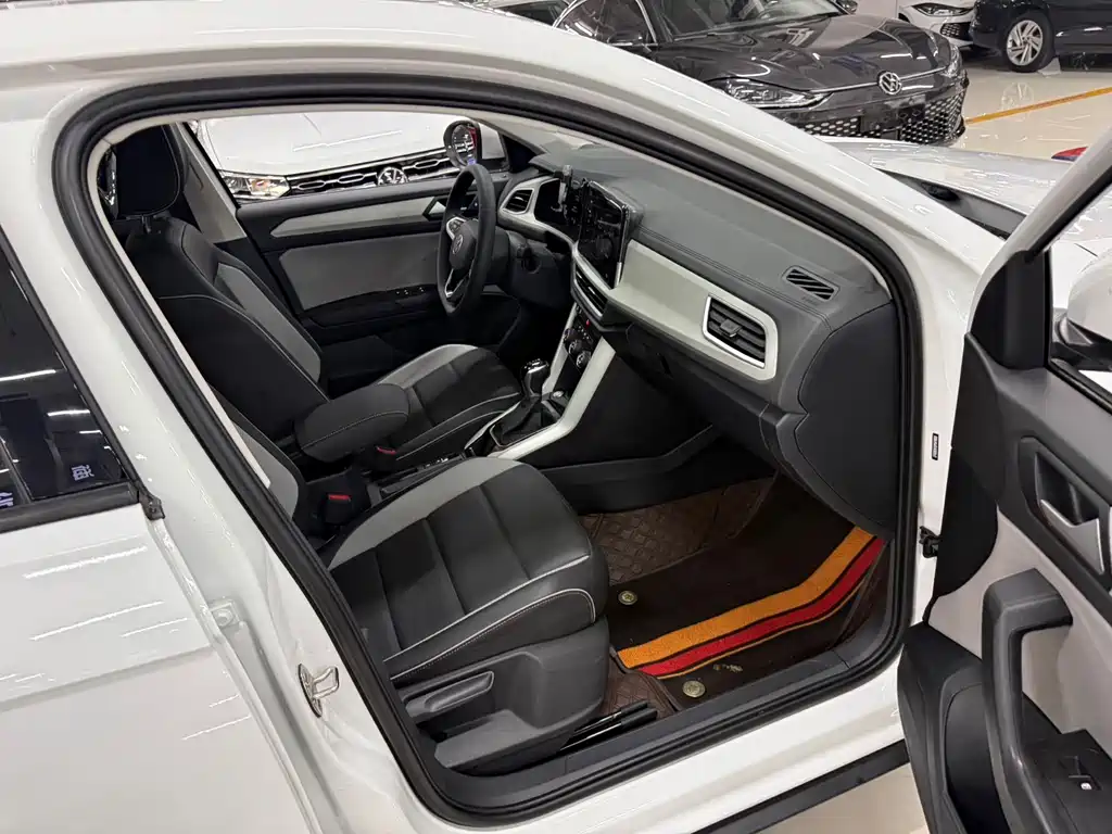 Volkswagen T-Roc 2023 — фото 15