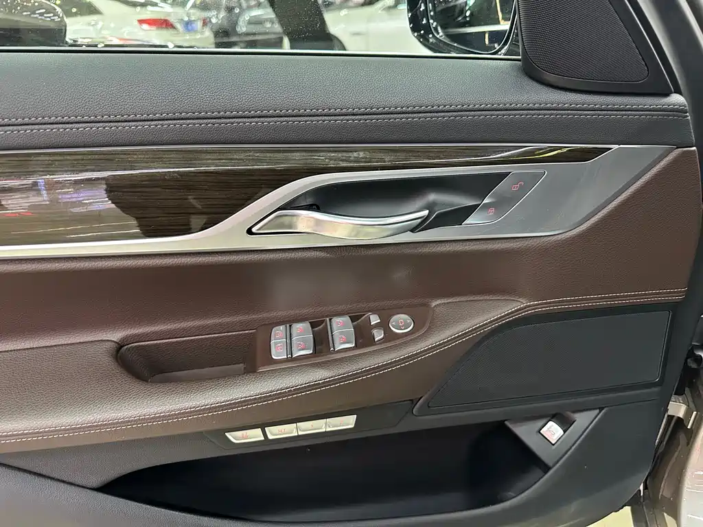 BMW 7 Series 2017 — фото 18