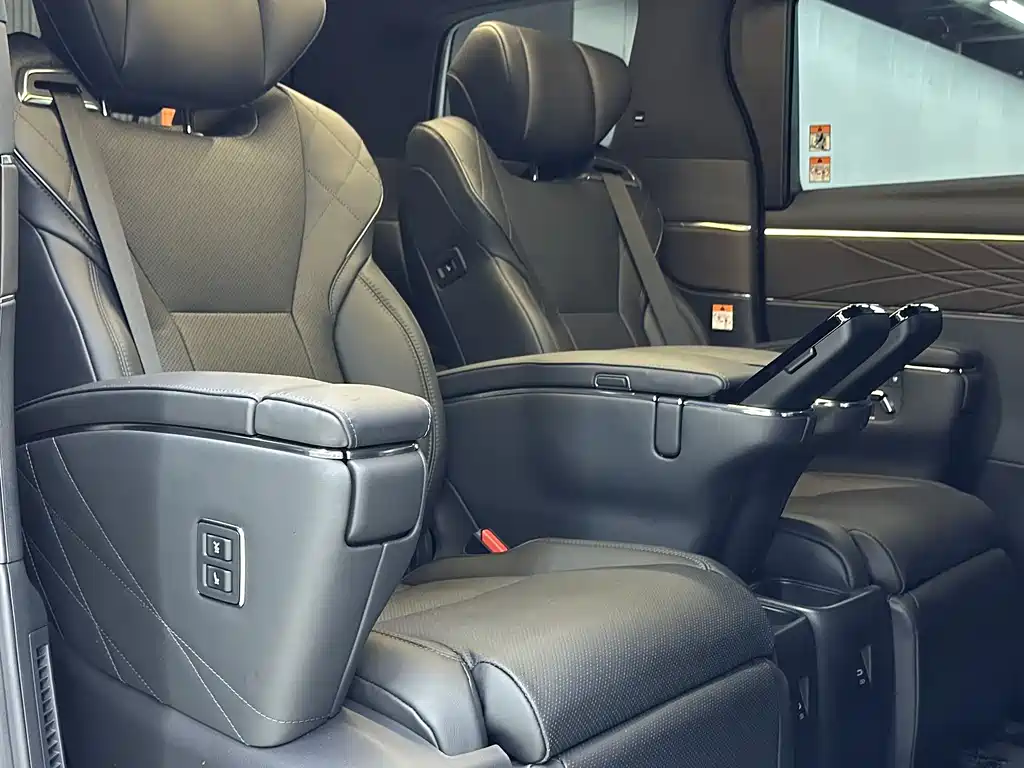 Toyota Alphard — фото 10