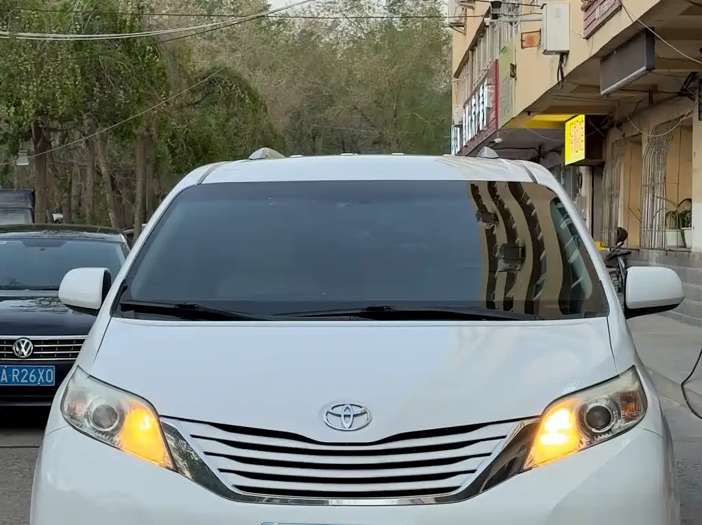 Toyota Sienna 2015 — фото 2
