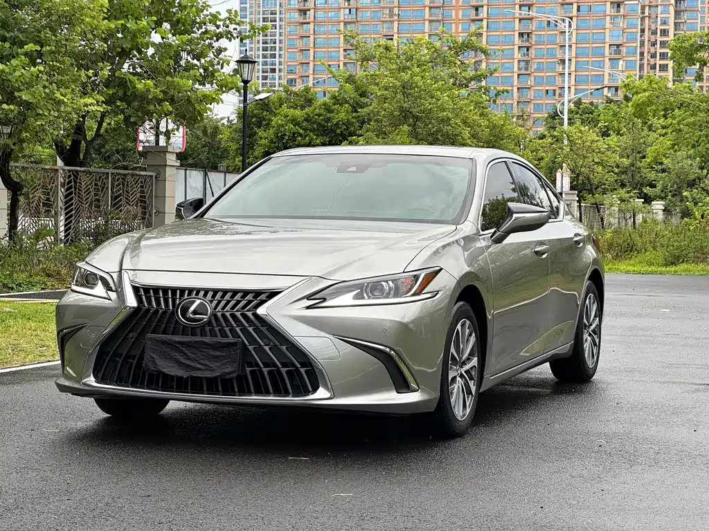 Lexus ES 2023 — фото 1