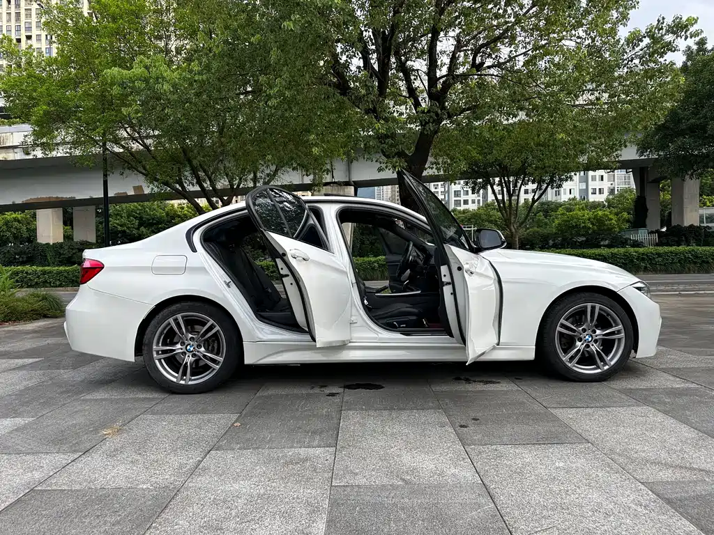 BMW 3 Series 2018 — фото 23