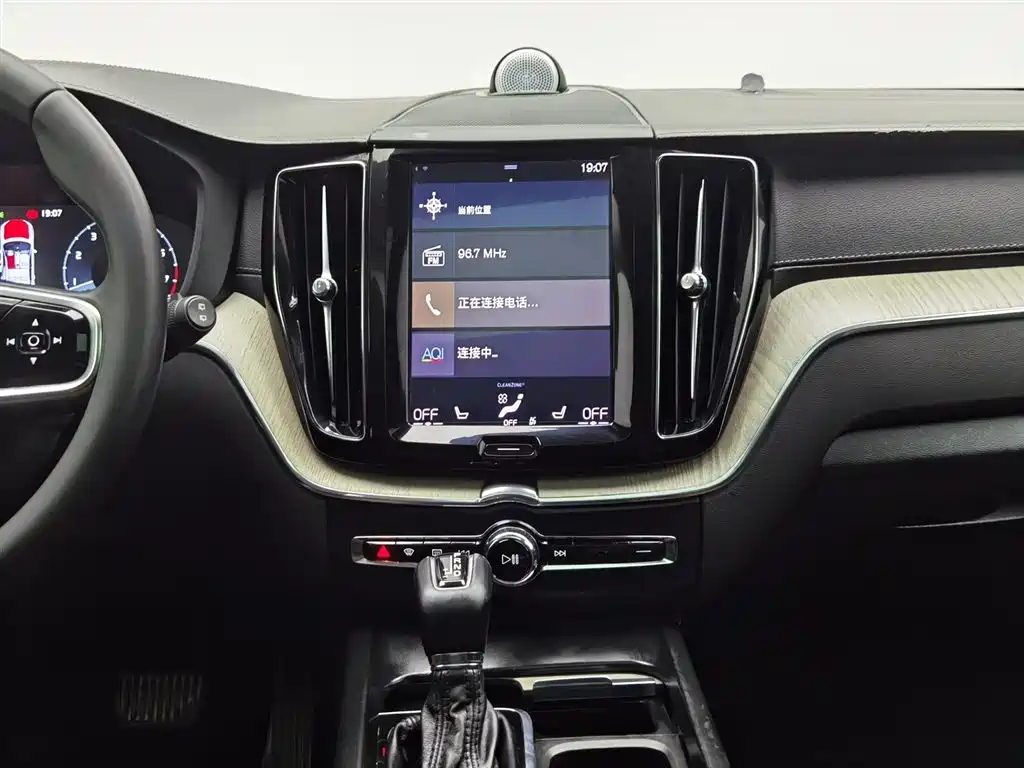 Volvo XC60 2019 — фото 12