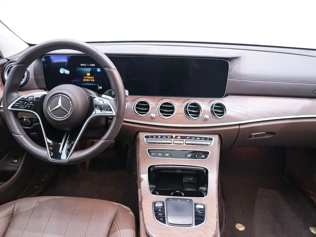 Mercedes-Benz E-Class 2025 — фото 15
