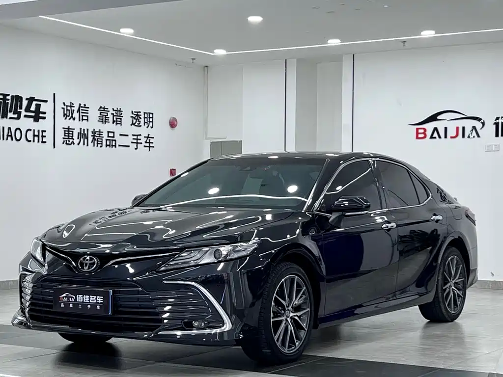 Toyota Camry 2023 — фото 1