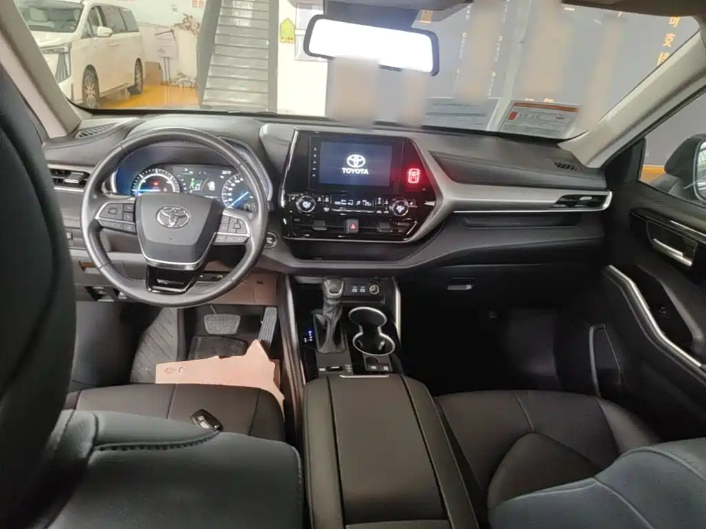 Toyota Highlander 2023 — фото 16
