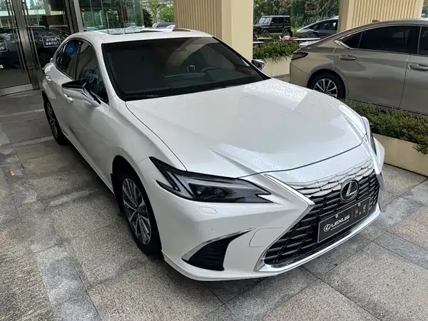 Lexus ES 2025