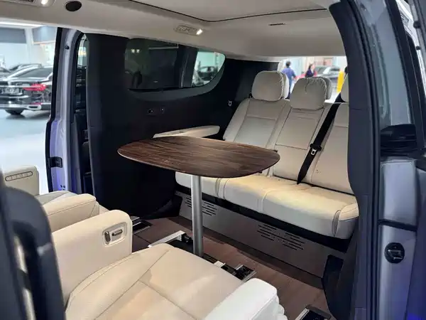 Li Auto MEGA 2025