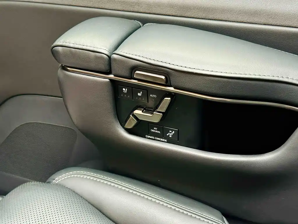 Lexus LM 2024 — фото 17