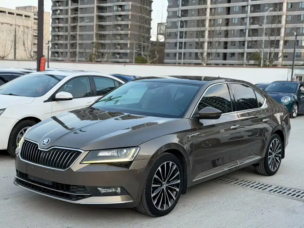 Skoda Superb 2018 — фото 1
