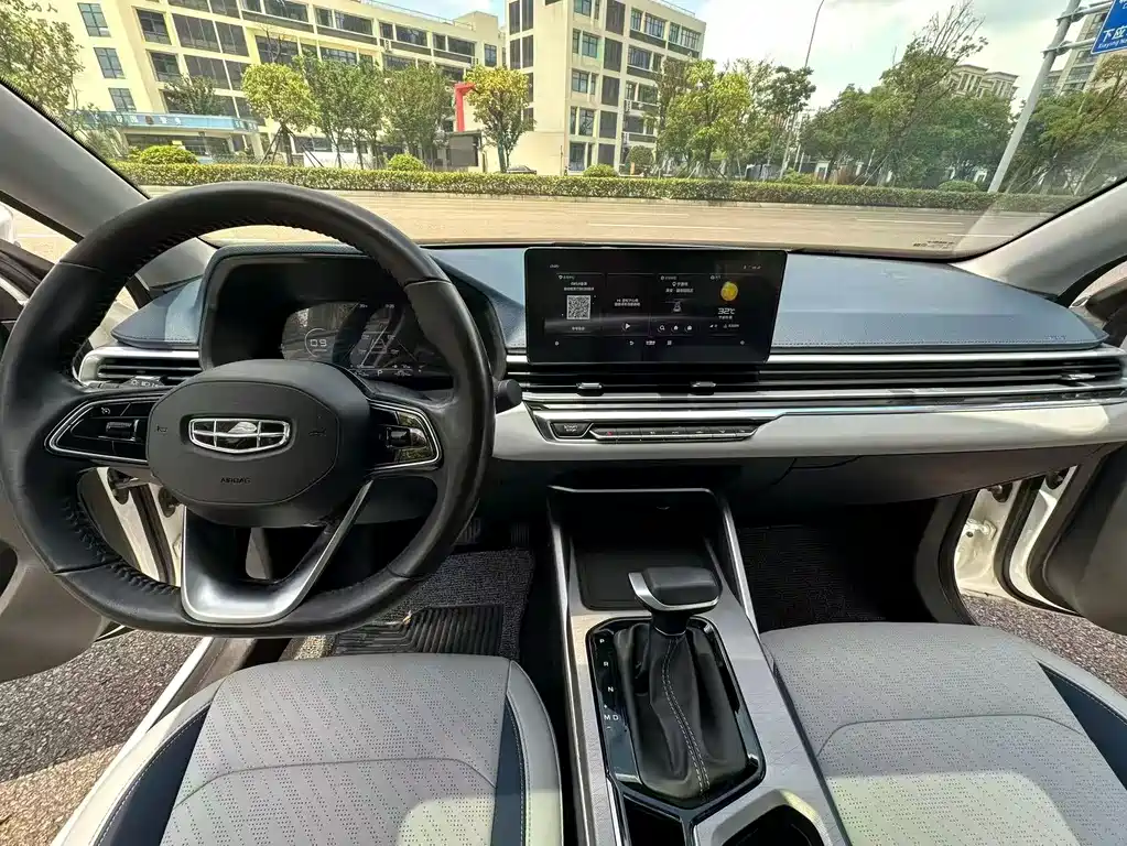 Geely Emgrand 2022