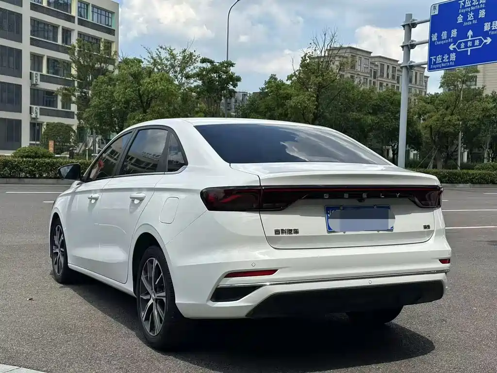 Geely Emgrand 2022
