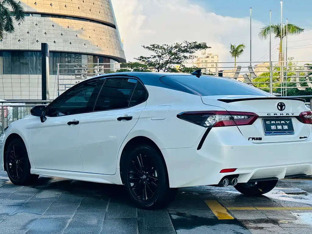Toyota Camry 2023 — фото 4
