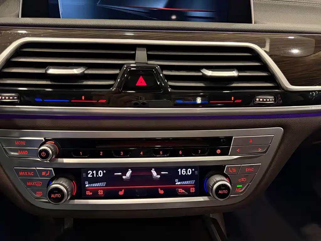 BMW 7 Series 2017 — фото 12