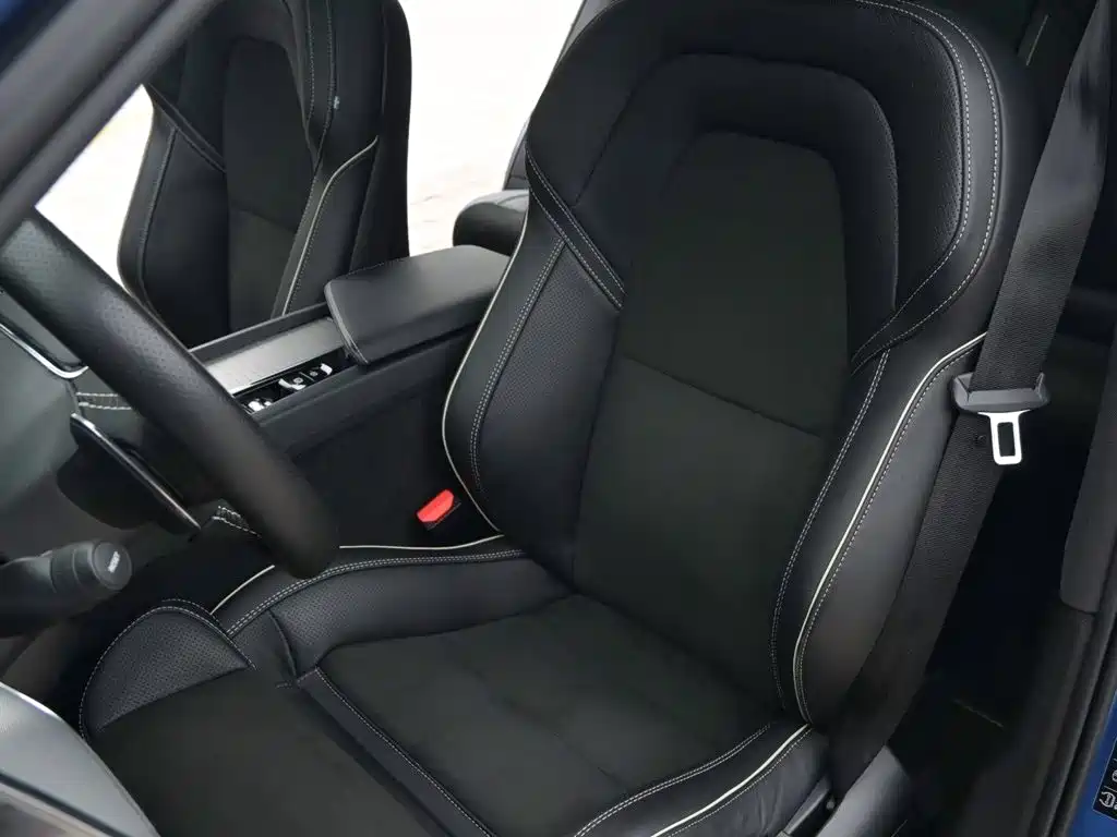 Volvo XC60 2019 — фото 10