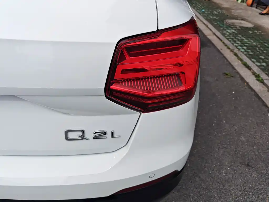 Audi Q2L 2019 — фото 12