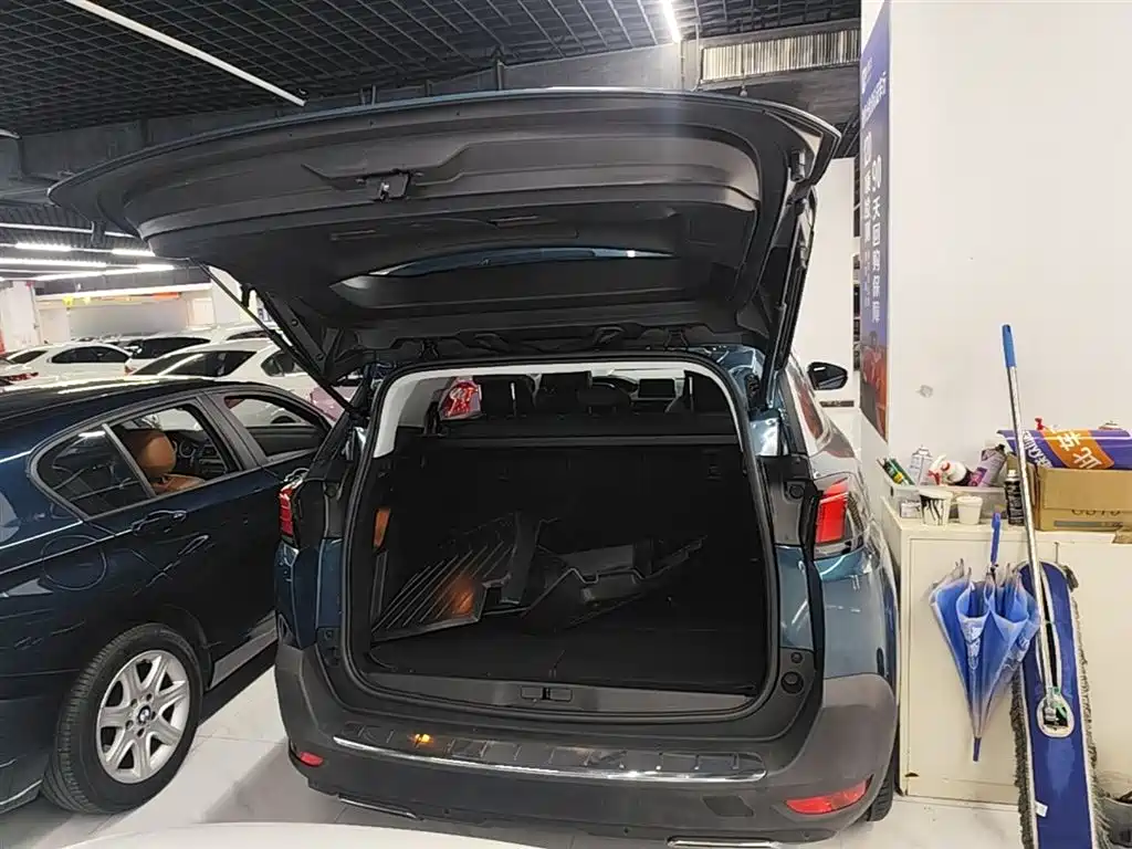 Peugeot 5008 2018 — фото 19