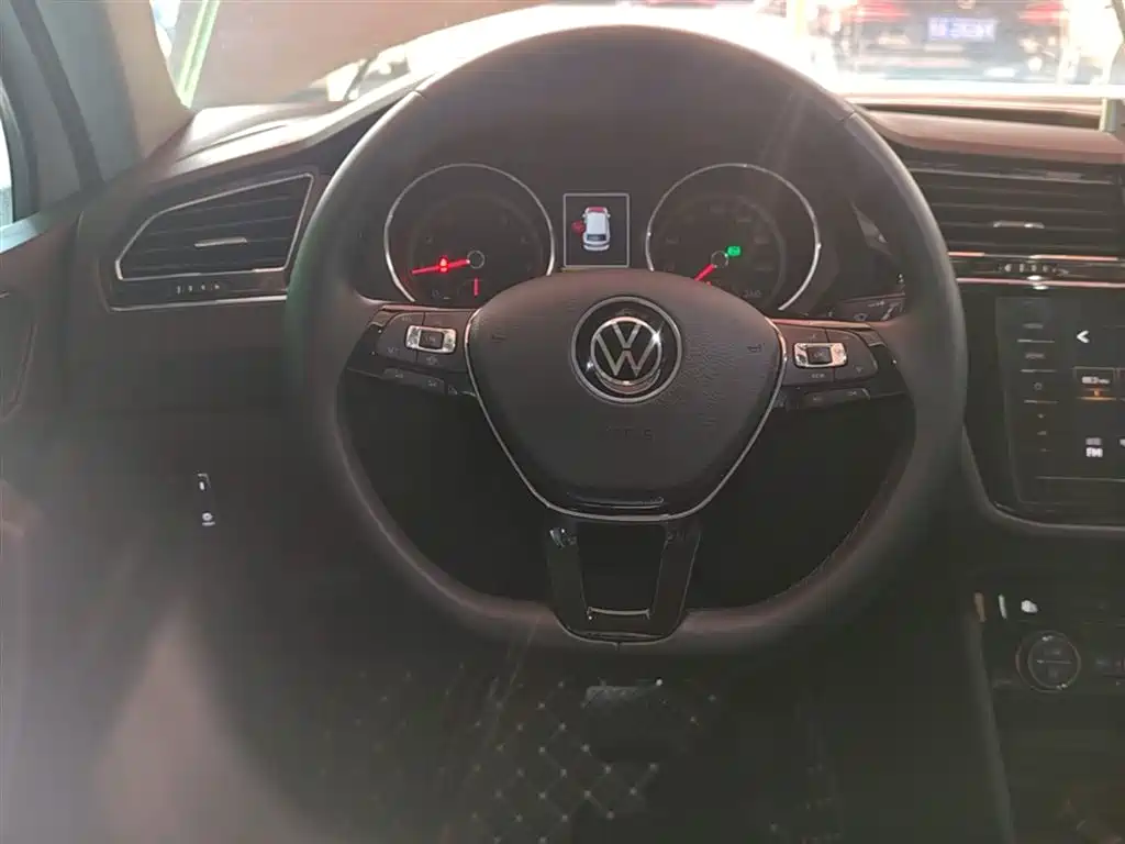 Volkswagen Tiguan L 2021 — фото 11