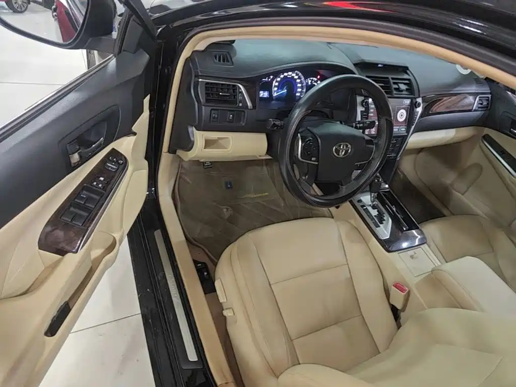 Toyota Camry 2015 — фото 16