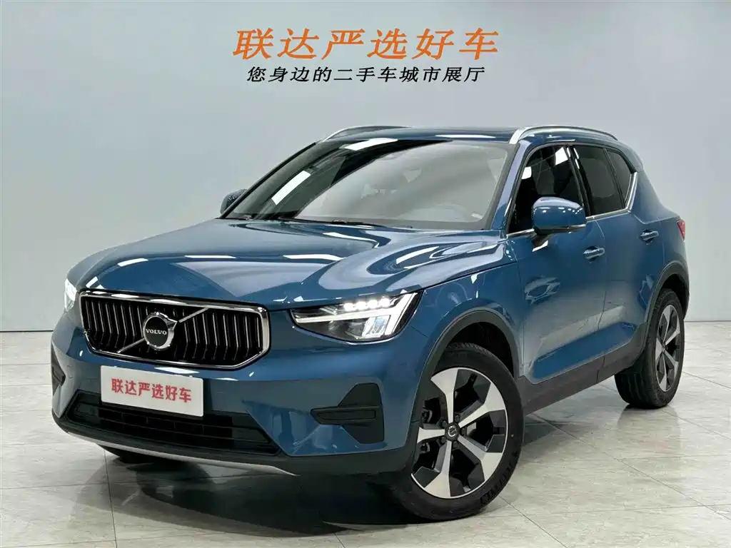 Volvo XC40 2023 — фото 1