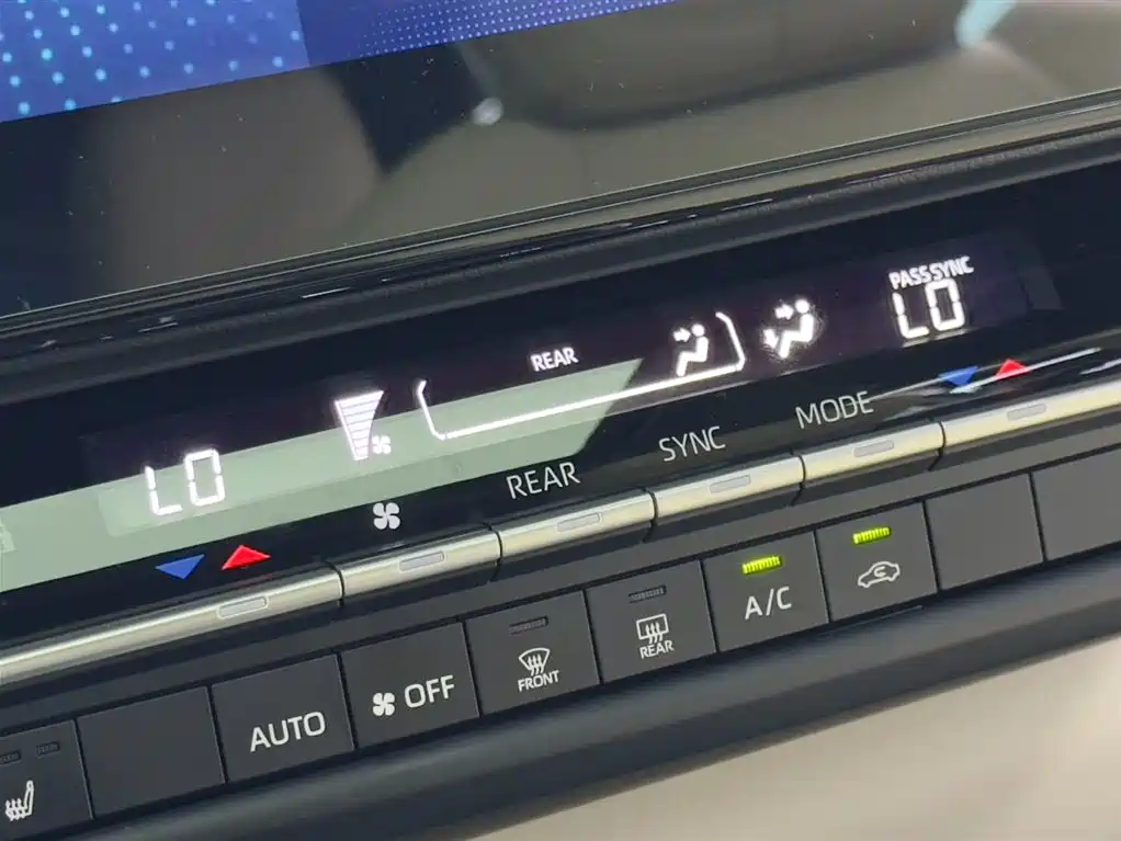Toyota Granvia 2023 — фото 15