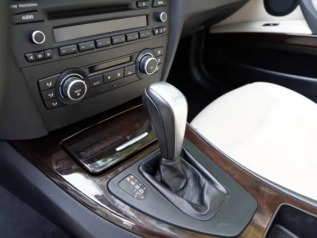 BMW 3 Series 2011 — фото 18