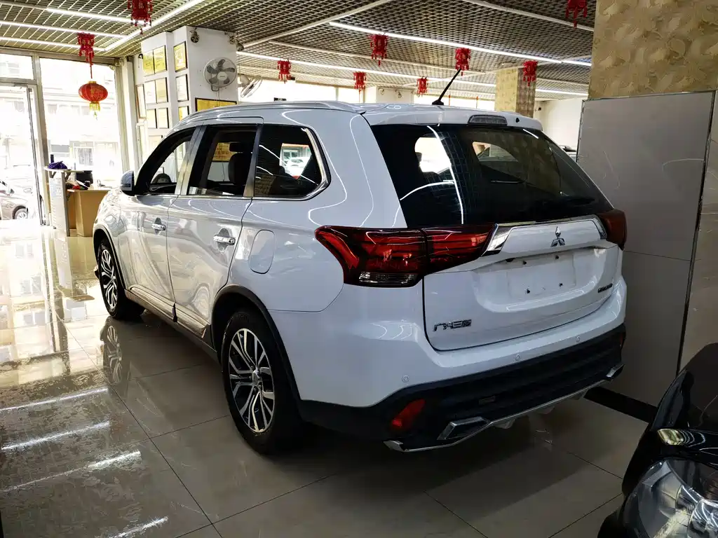 Mitsubishi Outlander 2017 — фото 4